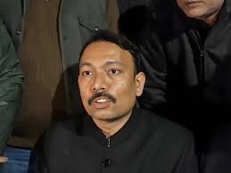 बरेली के सिटी मजिस्ट्रेट अलंकार अग्निहोत्री को अनुशासनहीनता के आरोप में उत्तर प्रदेश सरकार ने निलंबित कर दिया है। गणतंत्र दिवस पर दिए गए इस्तीफे और तीखे बयान के बाद यह कार्रवाई की गई। निलंबन की सूचना के बाद उन्होंने सरकारी आवास खाली कर दिया और सामान लखनऊ भेजा गया। निलंबित अवधि में उन्हें शामली डीएम कार्यालय से संबद्ध कर रोजाना उपस्थिति दर्ज कराने के निर्देश दिए गए हैं।