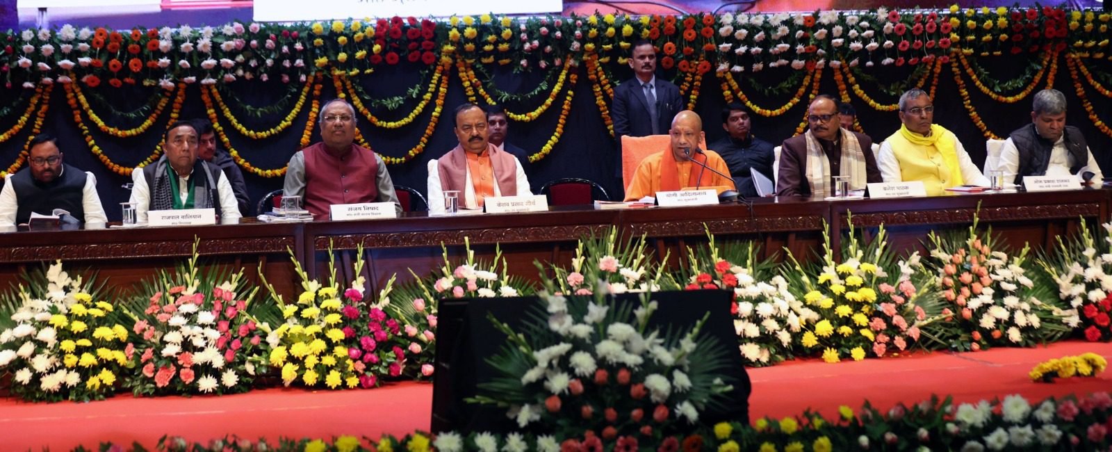 लखनऊ में मुख्यमंत्री योगी आदित्यनाथ ने ‘विकसित भारत–जी राम जी कानून, 2025’ की खूबियां बताते हुए कहा कि प्रधानमंत्री नरेन्द्र मोदी के नेतृत्व में ग्रामीण भारत के कायाकल्प की दिशा में यह ऐतिहासिक कदम है। इस कानून के तहत ग्रामीण रोजगार की गारंटी 100 से बढ़ाकर 125 दिन कर दी गई है। साप्ताहिक भुगतान, देरी पर मुआवजा, बेरोजगारी भत्ता, पारदर्शी तकनीकी निगरानी और स्थायी परिसंपत्तियों के निर्माण की व्यवस्था की गई है। सीएम ने कहा कि उत्तर प्रदेश को इससे सर्वाधिक लाभ मिलेगा और यह अधिनियम विकसित भारत–2047 के लक्ष्य को मजबूती देगा।