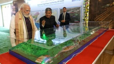 प्रधानमंत्री नरेंद्र मोदी ने असम के कालियाबोर में 6,950 करोड़ रुपये से अधिक की लागत वाली काजीरंगा एलिवेटेड कॉरिडोर परियोजना का भूमि पूजन किया। यह परियोजना एनएच-715 के कालियाबोर-नुमालीगढ़ खंड को 4-लेन में विकसित करेगी, जिसमें 35 किमी लंबा एलिवेटेड वन्यजीव कॉरिडोर शामिल है। इससे गैंडों, हाथियों और अन्य वन्यजीवों की सुरक्षित आवाजाही सुनिश्चित होगी। पीएम मोदी ने कहा कि यह परियोजना “विकास भी, विरासत भी” के मंत्र को साकार करती है और असम व पूर्वोत्तर को बेहतर संपर्क, पर्यटन और रोजगार के नए अवसर प्रदान करेगी।