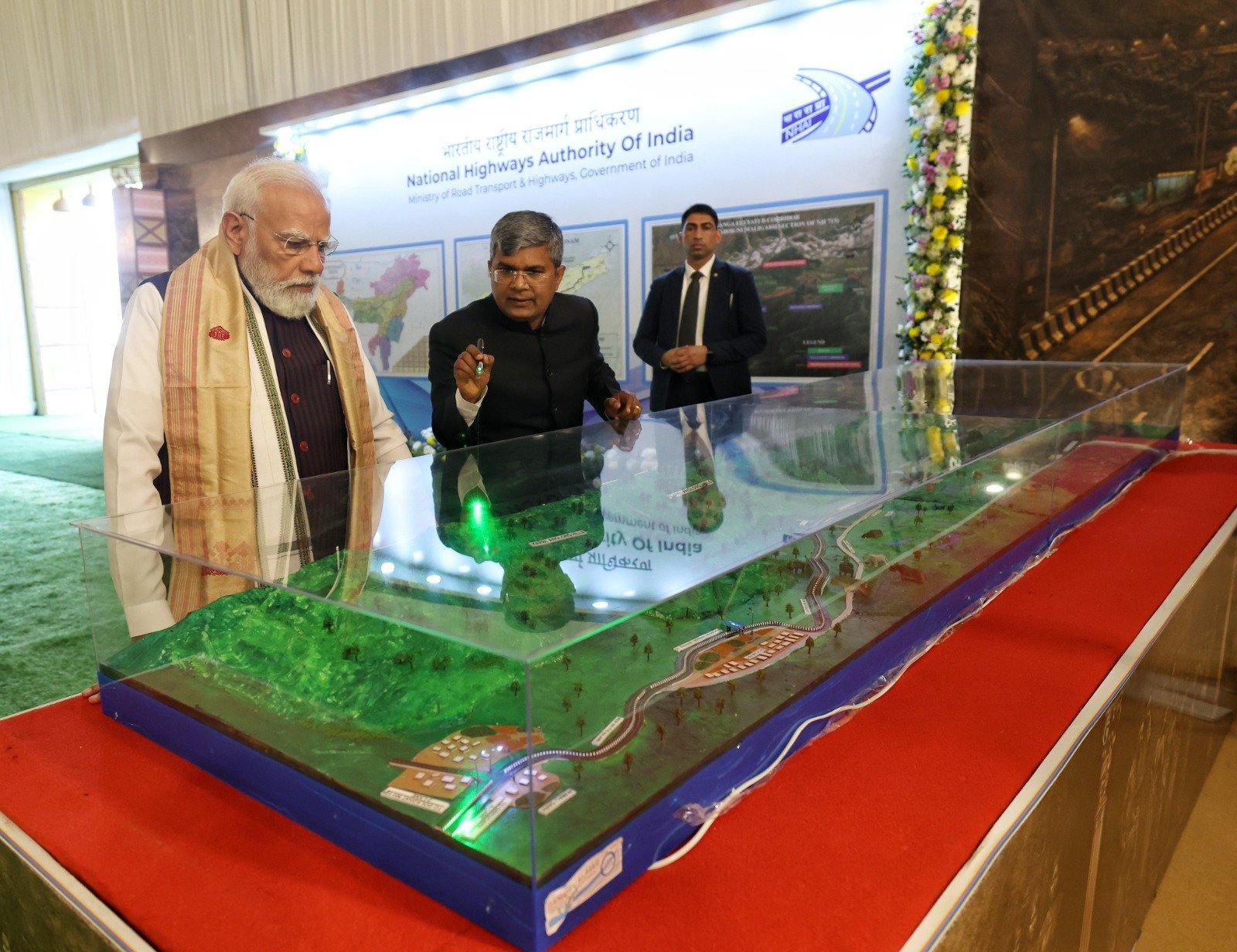 प्रधानमंत्री नरेंद्र मोदी ने असम के कालियाबोर में 6,950 करोड़ रुपये से अधिक की लागत वाली काजीरंगा एलिवेटेड कॉरिडोर परियोजना का भूमि पूजन किया। यह परियोजना एनएच-715 के कालियाबोर-नुमालीगढ़ खंड को 4-लेन में विकसित करेगी, जिसमें 35 किमी लंबा एलिवेटेड वन्यजीव कॉरिडोर शामिल है। इससे गैंडों, हाथियों और अन्य वन्यजीवों की सुरक्षित आवाजाही सुनिश्चित होगी। पीएम मोदी ने कहा कि यह परियोजना “विकास भी, विरासत भी” के मंत्र को साकार करती है और असम व पूर्वोत्तर को बेहतर संपर्क, पर्यटन और रोजगार के नए अवसर प्रदान करेगी।