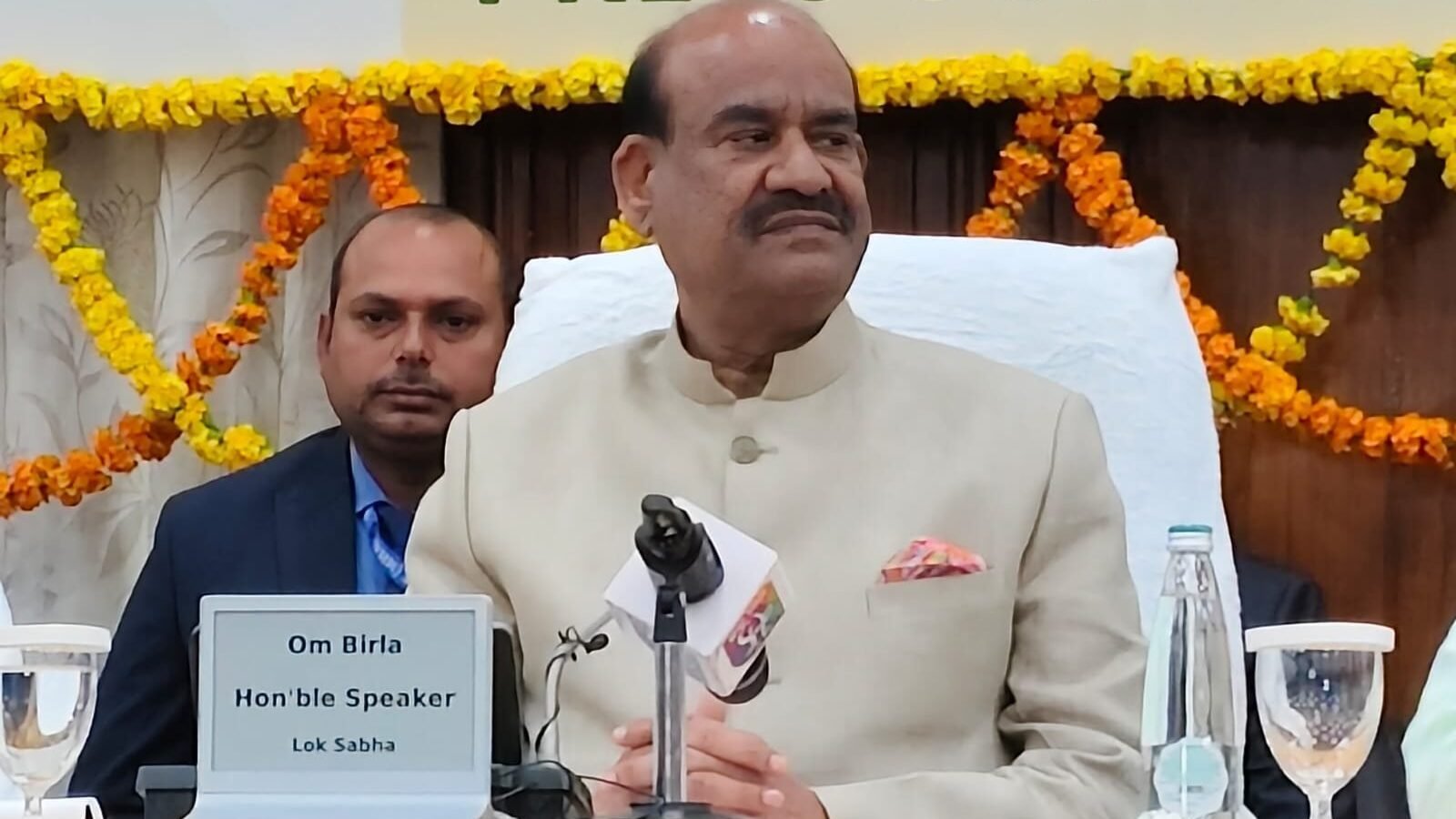 लखनऊ में आयोजित 86वें अखिल भारतीय पीठासीन अधिकारी सम्मेलन का समापन हो गया। लोकसभा अध्यक्ष ओम बिरला ने बताया कि 24 राज्यों के 36 सदस्यों ने भाग लिया। सम्मेलन में तकनीक व एआई के उपयोग, विधायकों की क्षमता निर्माण और जनता के प्रति जवाबदेही पर चर्चा हुई। छह संकल्प पारित हुए, जिनमें 2047 विकसित भारत लक्ष्य, न्यूनतम 30 दिन विधानसभा सत्र और नेशनल लेजिस्लेटिव इंडेक्स शामिल है।