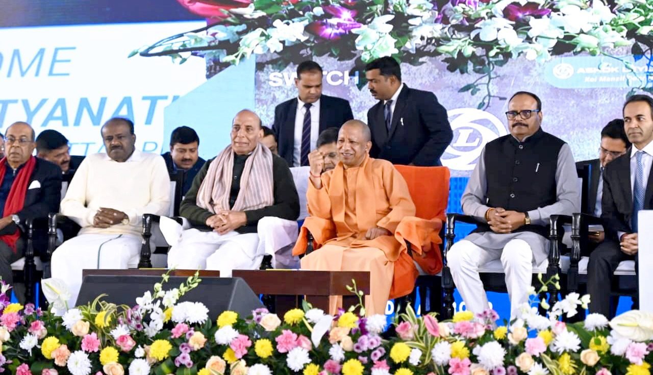 केंद्रीय भारी उद्योग एवं इस्पात मंत्री एच.डी. कुमारस्वामी ने लखनऊ में अशोक लेलैंड की इलेक्ट्रिक बस निर्माण इकाई का उद्घाटन करते हुए उत्तर प्रदेश के बुनियादी ढांचे की सराहना की। उन्होंने कहा कि प्रधानमंत्री नरेंद्र मोदी के नेतृत्व में भारत नेट ज़ीरो लक्ष्य की दिशा में तेज़ी से बढ़ रहा है। फेम-2, पीएम ई-ड्राइव और पीएलआई योजनाएँ ई-वाहनों, चार्जिंग इंफ्रास्ट्रक्चर और बैटरी निर्माण को मजबूती दे रही हैं।