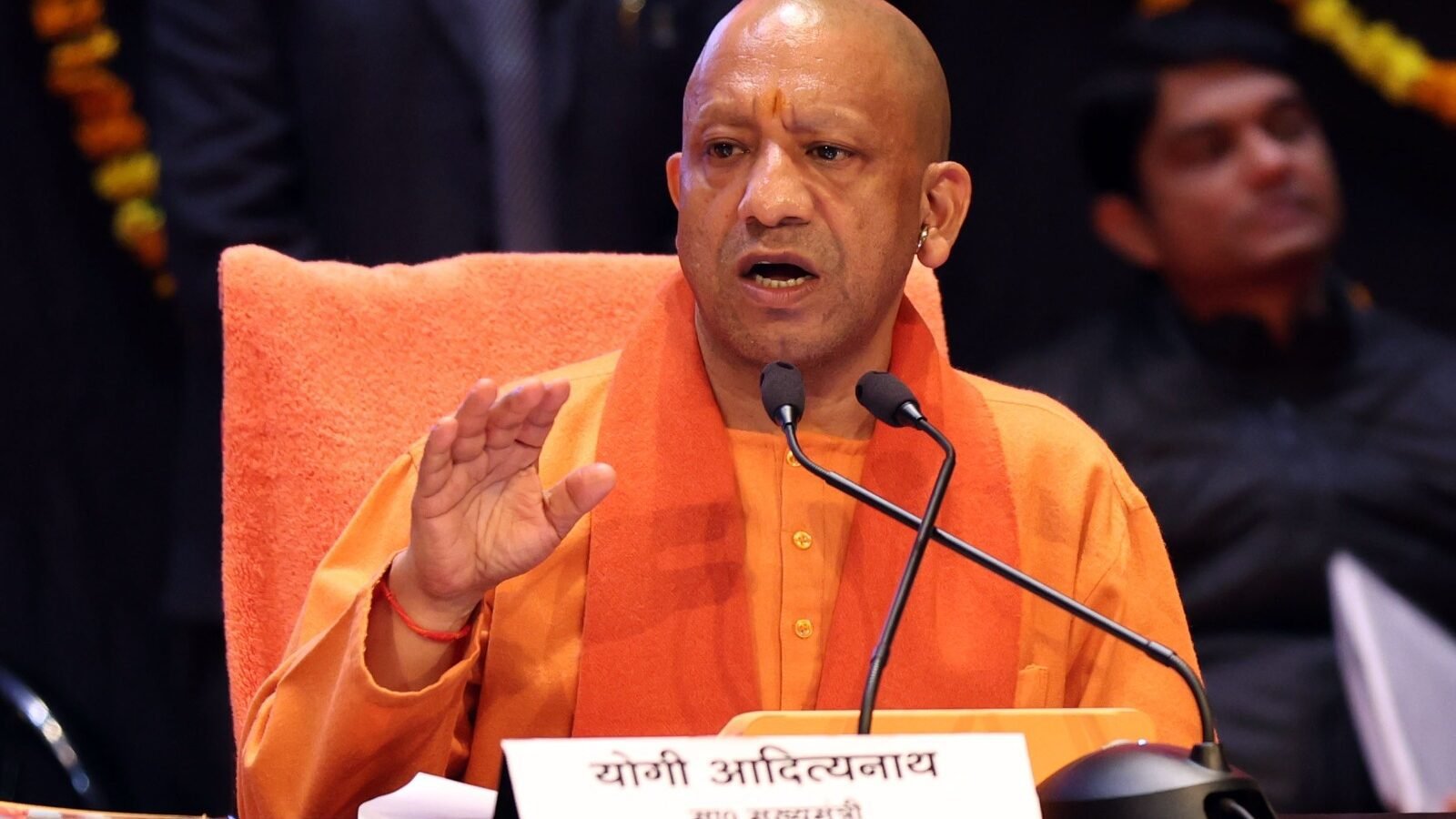 लखनऊ में योगी आदित्यनाथ की अध्यक्षता में हुई कैबिनेट बैठक में उच्च शिक्षा से जुड़े दो अहम फैसले लिए गए। फर्जी डिग्री और गंभीर अनियमितताओं के मामले में जेएस विश्वविद्यालय शिकोहाबाद के परिसमापन को मंजूरी दी गई। वहीं, आईआईएमटी विश्वविद्यालय मेरठ के ग्रेटर नोएडा ऑफ-कैंपस को संचालन प्राधिकार पत्र जारी करने का निर्णय हुआ, जिससे पश्चिमी यूपी और एनसीआर में उच्च शिक्षा के नए अवसर खुलेंगे।