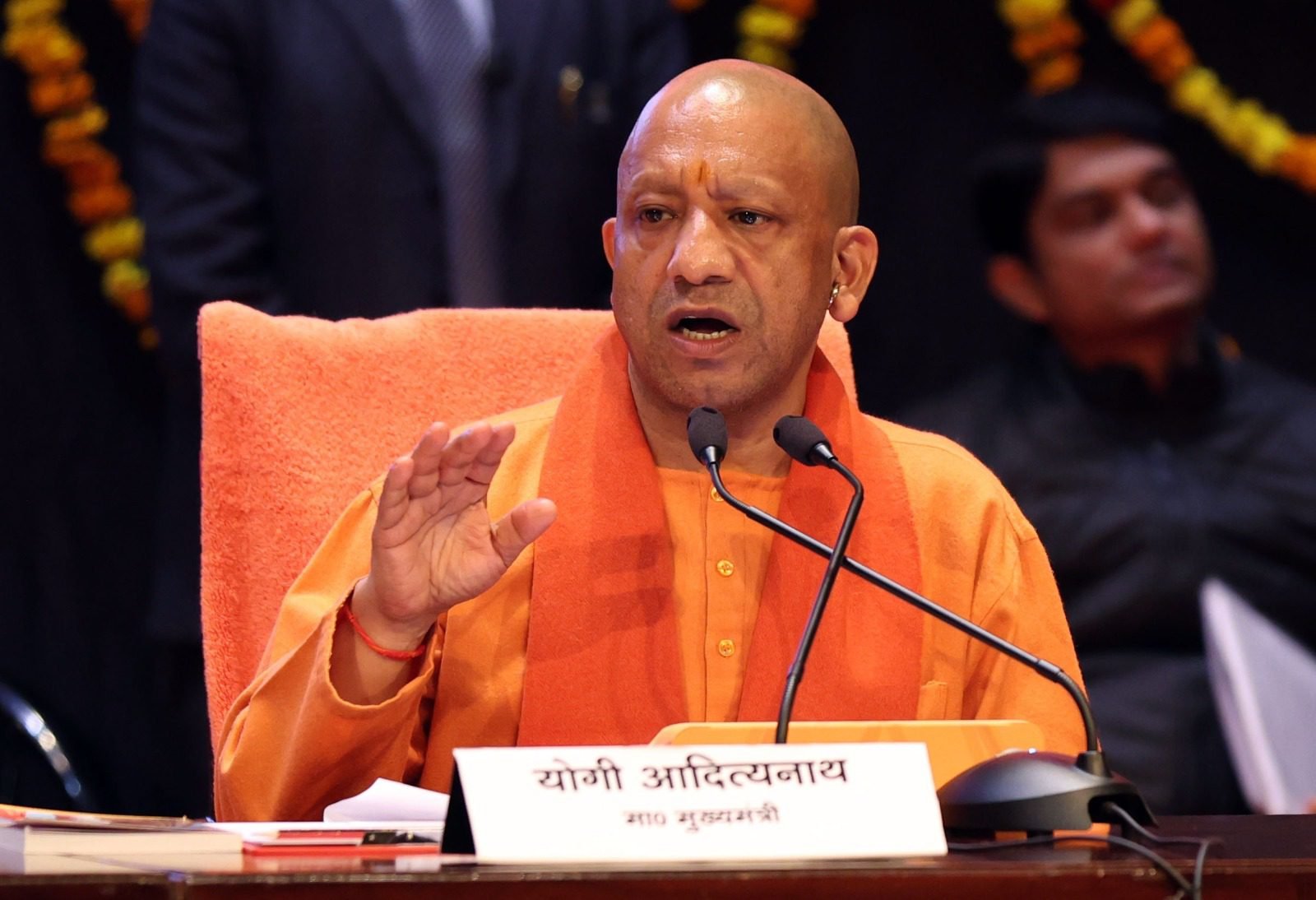 लखनऊ में योगी आदित्यनाथ की अध्यक्षता में हुई कैबिनेट बैठक में उच्च शिक्षा से जुड़े दो अहम फैसले लिए गए। फर्जी डिग्री और गंभीर अनियमितताओं के मामले में जेएस विश्वविद्यालय शिकोहाबाद के परिसमापन को मंजूरी दी गई। वहीं, आईआईएमटी विश्वविद्यालय मेरठ के ग्रेटर नोएडा ऑफ-कैंपस को संचालन प्राधिकार पत्र जारी करने का निर्णय हुआ, जिससे पश्चिमी यूपी और एनसीआर में उच्च शिक्षा के नए अवसर खुलेंगे।