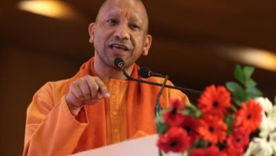 लखनऊ में ‘एआई इन ट्रांसफॉर्मिंग हेल्थकेयर’ कॉन्फ्रेंस के उद्घाटन पर योगी आदित्यनाथ ने कहा कि आर्टिफिशियल इंटेलिजेंस शासन को रिएक्टिव से प्रोएक्टिव बनाने का सशक्त माध्यम है। उन्होंने बताया कि यूपी एआई मिशन के तहत करीब 2000 करोड़ रुपये की योजनाओं से प्रदेश को स्वास्थ्य सेवाओं में एआई का राष्ट्रीय मॉडल बनाया जाएगा। सीएम ने स्पष्ट किया कि तकनीक तभी सार्थक है, जब वह मानव संवेदना और विश्वास आधारित शासन से जुड़ी हो।