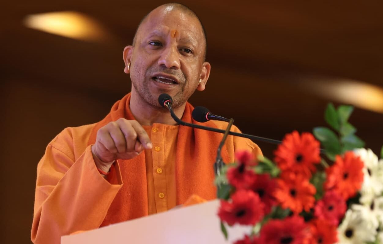 लखनऊ में ‘एआई इन ट्रांसफॉर्मिंग हेल्थकेयर’ कॉन्फ्रेंस के उद्घाटन पर योगी आदित्यनाथ ने कहा कि आर्टिफिशियल इंटेलिजेंस शासन को रिएक्टिव से प्रोएक्टिव बनाने का सशक्त माध्यम है। उन्होंने बताया कि यूपी एआई मिशन के तहत करीब 2000 करोड़ रुपये की योजनाओं से प्रदेश को स्वास्थ्य सेवाओं में एआई का राष्ट्रीय मॉडल बनाया जाएगा। सीएम ने स्पष्ट किया कि तकनीक तभी सार्थक है, जब वह मानव संवेदना और विश्वास आधारित शासन से जुड़ी हो।