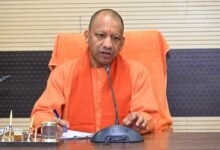 उत्तर प्रदेश के मुख्यमंत्री योगी आदित्यनाथ ने वाराणसी में काशी विश्वनाथ धाम और मणिकर्णिका घाट को लेकर सोशल मीडिया पर फैलाए जा रहे कथित वीडियो को सिरे से खारिज किया। उन्होंने कांग्रेस पर झूठ और साजिश का आरोप लगाते हुए कहा कि काशी विश्वनाथ धाम निर्माण के दौरान मंदिर तोड़े नहीं गए, बल्कि उनका पुनरुद्धार किया गया। मुख्यमंत्री ने बताया कि धाम बनने के बाद काशी ने देश की GDP में 1.3 लाख करोड़ रुपये का योगदान दिया है।