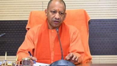 उत्तर प्रदेश के मुख्यमंत्री योगी आदित्यनाथ ने वाराणसी में काशी विश्वनाथ धाम और मणिकर्णिका घाट को लेकर सोशल मीडिया पर फैलाए जा रहे कथित वीडियो को सिरे से खारिज किया। उन्होंने कांग्रेस पर झूठ और साजिश का आरोप लगाते हुए कहा कि काशी विश्वनाथ धाम निर्माण के दौरान मंदिर तोड़े नहीं गए, बल्कि उनका पुनरुद्धार किया गया। मुख्यमंत्री ने बताया कि धाम बनने के बाद काशी ने देश की GDP में 1.3 लाख करोड़ रुपये का योगदान दिया है।