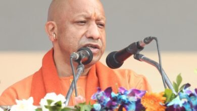 लखनऊ में यूपी दिवस-2026 के अवसर पर केंद्रीय गृह मंत्री अमित शाह और मुख्यमंत्री योगी आदित्यनाथ ने ‘एक जनपद-एक व्यंजन’ (ODOC) योजना का शुभारंभ किया। इस योजना से प्रदेश के 75 जनपदों के विशिष्ट व्यंजनों को ब्रांडिंग, पैकेजिंग और एक्सपोर्ट के माध्यम से वैश्विक पहचान मिलेगी। साथ ही ‘सरदार वल्लभभाई पटेल एम्प्लॉयमेंट एंड इंडस्ट्रियल जोन’ योजना से युवाओं को रोजगार और उद्यमिता के नए अवसर मिलेंगे।