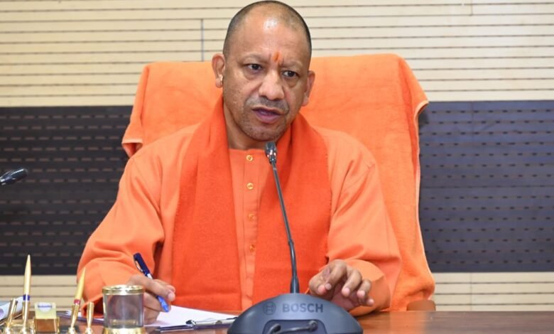 मुख्यमंत्री योगी आदित्यनाथ ने वाराणसी दौरे के दौरान सर्किट हाउस में विकास परियोजनाओं, निर्माण कार्यों और कानून व्यवस्था की समीक्षा की। उन्होंने काशी विश्वनाथ मंदिर में श्रद्धालुओं के साथ शालीन व्यवहार सुनिश्चित करने, मणिकर्णिका व हरिश्चंद्र घाट के कार्य में तेजी लाने और रोप-वे परियोजना को समयबद्ध पूरा करने के निर्देश दिए। अमृत-2 योजना, अंडरग्राउंड केबलिंग, पेयजल व्यवस्था, अवैध शराब रोकथाम और होली पर्व पर चाक-चौबंद सुरक्षा सुनिश्चित करने पर विशेष जोर दिया।