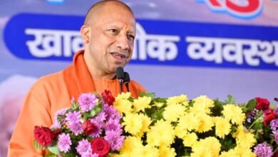 प्रयागराज माघ मेला की तैयारियों की समीक्षा करते हुए मुख्यमंत्री योगी आदित्यनाथ ने कहा कि प्रशासन की सजगता, तकनीक और विभागीय समन्वय से सभी प्रमुख स्नान पर्व सकुशल संपन्न होंगे। पौष पूर्णिमा पर अनुमान से अधिक 31 लाख श्रद्धालुओं ने त्रिवेणी संगम में स्नान किया। मेला क्षेत्र में स्वच्छता, सुरक्षा, भीड़ प्रबंधन और डिजिटल सेवाओं को सशक्त किया गया है।