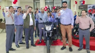 AGR होंडा मुगलसराय में नई होंडा शाइन 125 लिमिटेड एडिशन लॉन्च की गई। OBD2B मानकों से लैस यह बाइक बेहतर माइलेज, आकर्षक ग्राफिक्स और आधुनिक तकनीक के साथ आई है। ₹84,465 की शुरुआती कीमत पर उपलब्ध यह मॉडल पर्यावरण अनुकूल और परफॉर्मेंस में बेहतर है। लॉन्चिंग समारोह में कंपनी अधिकारियों और ग्राहकों की बड़ी उपस्थिति रही, बुकिंग शुरू।