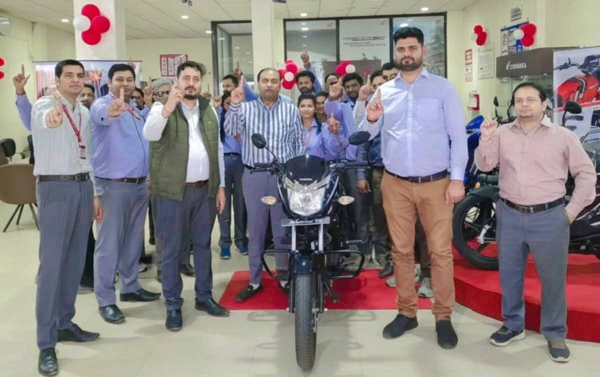 AGR होंडा मुगलसराय में नई होंडा शाइन 125 लिमिटेड एडिशन लॉन्च की गई। OBD2B मानकों से लैस यह बाइक बेहतर माइलेज, आकर्षक ग्राफिक्स और आधुनिक तकनीक के साथ आई है। ₹84,465 की शुरुआती कीमत पर उपलब्ध यह मॉडल पर्यावरण अनुकूल और परफॉर्मेंस में बेहतर है। लॉन्चिंग समारोह में कंपनी अधिकारियों और ग्राहकों की बड़ी उपस्थिति रही, बुकिंग शुरू।