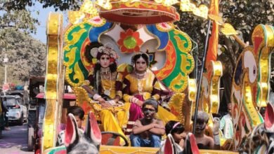 महाशिवरात्रि के अवसर पर देवरिया के भलुअनी में भगवान शिव की भव्य बारात निकाली गई। शिव मंदिर से शुरू हुई शोभायात्रा में सैकड़ों श्रद्धालु शामिल हुए। मार्ग में पुष्पवर्षा, शिव तांडव और भक्ति जयघोष ने माहौल भक्तिमय बना दिया। आयोजन के बाद भंडारा और जागरण हुआ। प्रशासन ने सुरक्षा के पुख्ता इंतजाम किए थे।