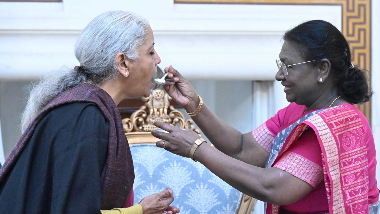 केंद्रीय बजट 2026-27 युवा शक्ति से संचालित विकास को केंद्र में रखता है और गरीब, शोषित व वंचित वर्गों के सशक्तिकरण पर सरकार की प्रतिबद्धता को दर्शाता है। कर्तव्य भवन में तैयार यह पहला बजट तीन कर्तव्यों—आर्थिक वृद्धि को गति देना, लोगों की आकांक्षाओं को पूरा करना और सबका साथ-सबका विकास—पर आधारित है। नए आयकर अधिनियम, कर सरलीकरण, एमएसएमई विकास निधि, बायोफार्मा शक्ति, उच्च गति रेल गलियारे, शिक्षा-कौशल, खेलो इंडिया और डिजिटल व्यापार सुधारों के माध्यम से समावेशी और टिकाऊ विकास का मजबूत खाका प्रस्तुत किया गया है।