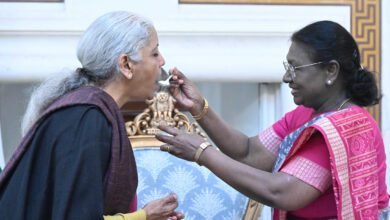 केंद्रीय बजट 2026-27 युवा शक्ति से संचालित विकास को केंद्र में रखता है और गरीब, शोषित व वंचित वर्गों के सशक्तिकरण पर सरकार की प्रतिबद्धता को दर्शाता है। कर्तव्य भवन में तैयार यह पहला बजट तीन कर्तव्यों—आर्थिक वृद्धि को गति देना, लोगों की आकांक्षाओं को पूरा करना और सबका साथ-सबका विकास—पर आधारित है। नए आयकर अधिनियम, कर सरलीकरण, एमएसएमई विकास निधि, बायोफार्मा शक्ति, उच्च गति रेल गलियारे, शिक्षा-कौशल, खेलो इंडिया और डिजिटल व्यापार सुधारों के माध्यम से समावेशी और टिकाऊ विकास का मजबूत खाका प्रस्तुत किया गया है।