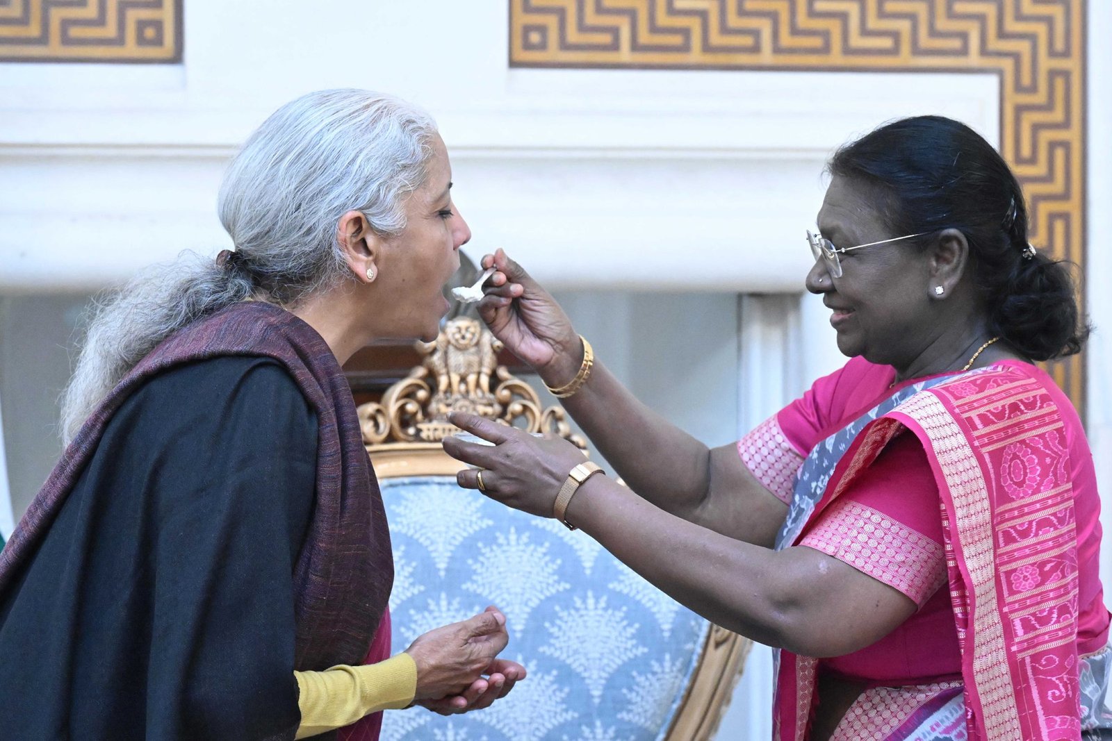 केंद्रीय बजट 2026-27 युवा शक्ति से संचालित विकास को केंद्र में रखता है और गरीब, शोषित व वंचित वर्गों के सशक्तिकरण पर सरकार की प्रतिबद्धता को दर्शाता है। कर्तव्य भवन में तैयार यह पहला बजट तीन कर्तव्यों—आर्थिक वृद्धि को गति देना, लोगों की आकांक्षाओं को पूरा करना और सबका साथ-सबका विकास—पर आधारित है। नए आयकर अधिनियम, कर सरलीकरण, एमएसएमई विकास निधि, बायोफार्मा शक्ति, उच्च गति रेल गलियारे, शिक्षा-कौशल, खेलो इंडिया और डिजिटल व्यापार सुधारों के माध्यम से समावेशी और टिकाऊ विकास का मजबूत खाका प्रस्तुत किया गया है।