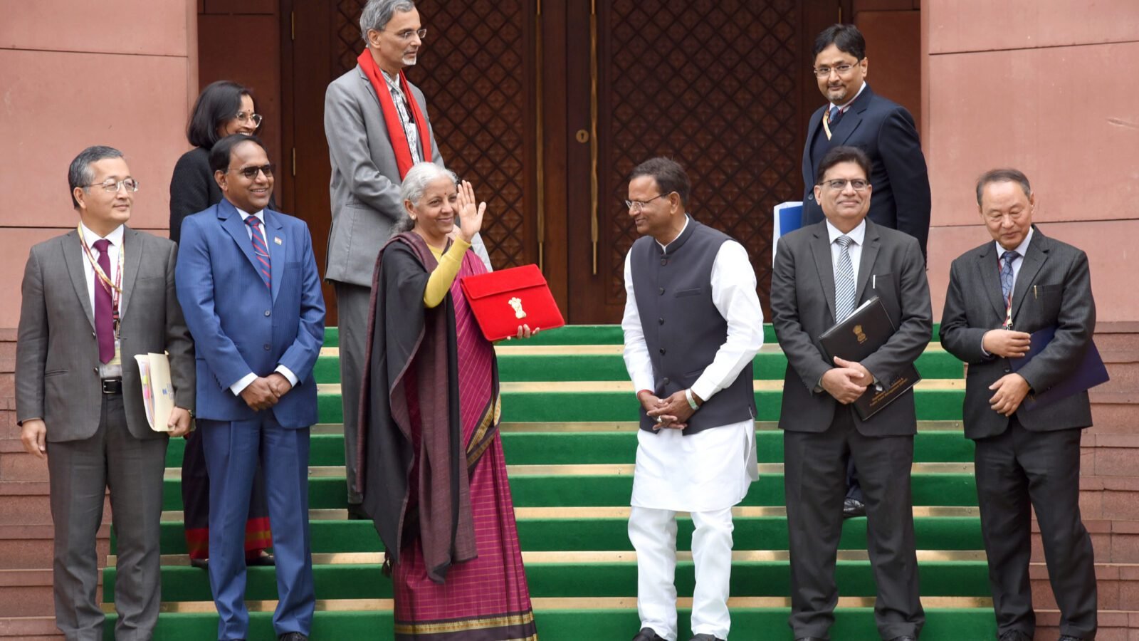 वित्त मंत्री निर्मला सीतारामन ने संसद में वर्ष 2026-27 का केंद्रीय बजट प्रस्तुत किया। यह बजट तीन प्रमुख कर्तव्यों—आर्थिक विकास को गति देना, लोगों की आकांक्षाएं पूरी करना और सबका साथ-सबका विकास—पर आधारित है। बजट में विनिर्माण, एमएसएमई, अवसंरचना, ऊर्जा सुरक्षा, शिक्षा, स्वास्थ्य, पर्यटन और सेवा क्षेत्र को मजबूती देने के लिए कई अहम घोषणाएं की गईं। राजकोषीय घाटा जीडीपी के 4.3 प्रतिशत रहने का अनुमान है। आयकर कानून में सुधार, टीडीएस-टीसीएस सरलीकरण और व्यापार सुगमता के उपायों से करदाताओं और उद्योगों को राहत मिलने की उम्मीद है।