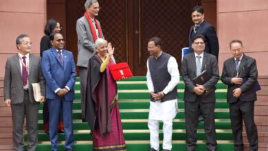 वित्त मंत्री निर्मला सीतारामन ने संसद में वर्ष 2026-27 का केंद्रीय बजट प्रस्तुत किया। यह बजट तीन प्रमुख कर्तव्यों—आर्थिक विकास को गति देना, लोगों की आकांक्षाएं पूरी करना और सबका साथ-सबका विकास—पर आधारित है। बजट में विनिर्माण, एमएसएमई, अवसंरचना, ऊर्जा सुरक्षा, शिक्षा, स्वास्थ्य, पर्यटन और सेवा क्षेत्र को मजबूती देने के लिए कई अहम घोषणाएं की गईं। राजकोषीय घाटा जीडीपी के 4.3 प्रतिशत रहने का अनुमान है। आयकर कानून में सुधार, टीडीएस-टीसीएस सरलीकरण और व्यापार सुगमता के उपायों से करदाताओं और उद्योगों को राहत मिलने की उम्मीद है।