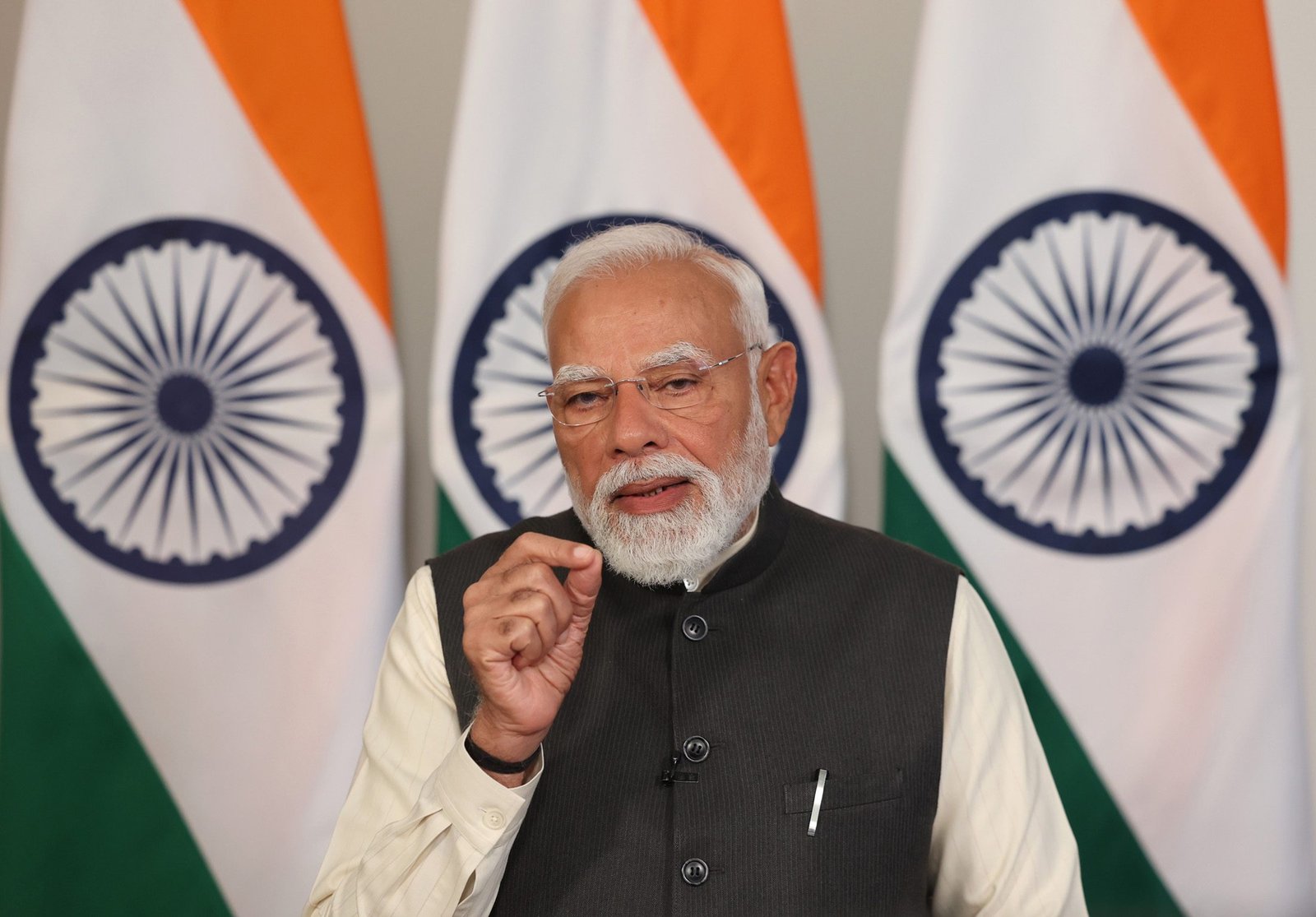 प्रधानमंत्री नरेन्द्र मोदी ने केंद्रीय बजट 2026 पर वीडियो संदेश के जरिए प्रतिक्रिया देते हुए इसे ऐतिहासिक और भविष्योन्मुखी बताया। उन्होंने कहा कि निर्मला सीतारमण द्वारा प्रस्तुत यह बजट महिला शक्ति, युवा ऊर्जा और आत्मनिर्भर भारत के संकल्प को मजबूती देता है। पीएम ने कहा कि यह बजट 2047 तक भारत को विकसित राष्ट्र और विश्व की तीसरी सबसे बड़ी अर्थव्यवस्था बनाने की ठोस नींव रखता है।