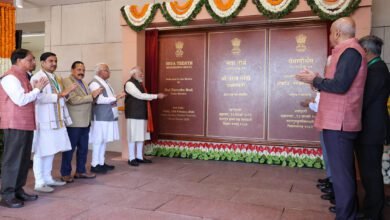 प्रधानमंत्री नरेन्द्र मोदी ने नई दिल्ली में ‘सेवा तीर्थ’ और ‘कर्तव्य भवन’ का उद्घाटन करते हुए इसे विकसित भारत की दिशा में ऐतिहासिक शुरुआत बताया। उन्होंने कहा कि ये भवन 2047 तक विकसित राष्ट्र के लक्ष्य और सेवा-समर्पण की भावना का प्रतीक हैं। ब्रिटिश कालीन सोच से मुक्ति और प्रशासनिक दक्षता बढ़ाने के उद्देश्य से सभी मंत्रालयों को एक परिसर में लाया गया है, जिससे समय और धन की बचत होगी तथा जनता-केंद्रित शासन को मजबूती मिलेगी।