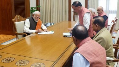 सेवा तीर्थ से प्रधानमंत्री नरेंद्र मोदी ने समाज के हर वर्ग को साधने वाले चार बड़े फैसलों को मंजूरी दी। पीएम राहत योजना के तहत दुर्घटना पीड़ितों को ₹1.5 लाख तक कैशलेस इलाज मिलेगा। लखपति दीदी लक्ष्य को 6 करोड़ तक बढ़ाया गया है। एग्रीकल्चर इंफ्रास्ट्रक्चर फंड ₹2 लाख करोड़ और स्टार्टअप इंडिया फंड ऑफ फंड्स 2.0 को ₹10,000 करोड़ के साथ स्वीकृति दी गई है। इन फैसलों का व्यापक असर दिखेगा।