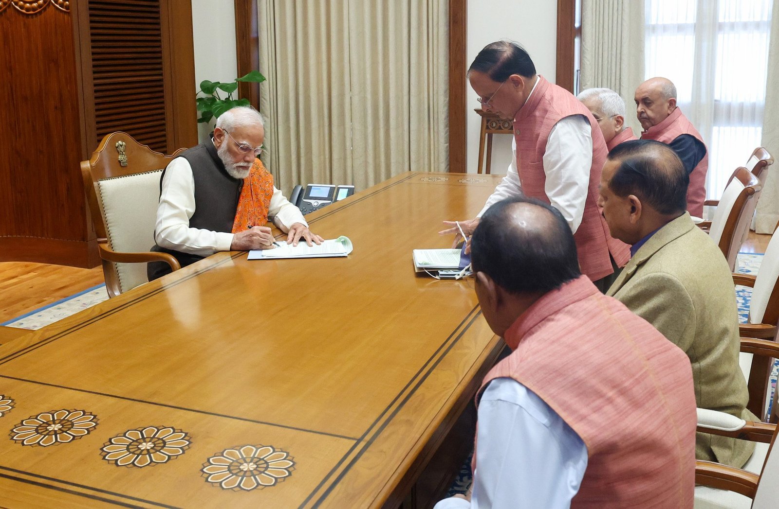 सेवा तीर्थ से प्रधानमंत्री नरेंद्र मोदी ने समाज के हर वर्ग को साधने वाले चार बड़े फैसलों को मंजूरी दी। पीएम राहत योजना के तहत दुर्घटना पीड़ितों को ₹1.5 लाख तक कैशलेस इलाज मिलेगा। लखपति दीदी लक्ष्य को 6 करोड़ तक बढ़ाया गया है। एग्रीकल्चर इंफ्रास्ट्रक्चर फंड ₹2 लाख करोड़ और स्टार्टअप इंडिया फंड ऑफ फंड्स 2.0 को ₹10,000 करोड़ के साथ स्वीकृति दी गई है। इन फैसलों का व्यापक असर दिखेगा।