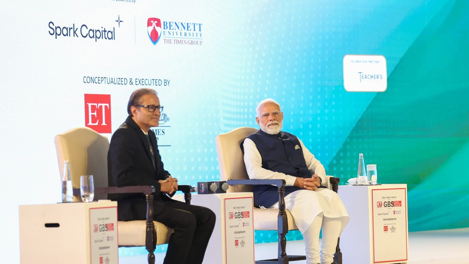 प्रधानमंत्री नरेन्द्र मोदी ने कहा कि 2047 तक भारत को विकसित राष्ट्र बनाना सरकार का स्पष्ट लक्ष्य है। उन्होंने कहा कि यह प्रयास भावी पीढ़ियों के उज्ज्वल भविष्य के लिए है। पीएम मोदी ने एआई, सेमीकंडक्टर, इंफ्रास्ट्रक्चर और विनिर्माण क्षेत्र में सुधारों को देश की प्रगति का आधार बताया। उन्होंने कहा कि सरकार का फोकस परिणाम आधारित विकास पर है और गरीबों, युवाओं तथा राज्यों को सशक्त बनाकर भारत को वैश्विक आर्थिक ताकत बनाया जा रहा है।