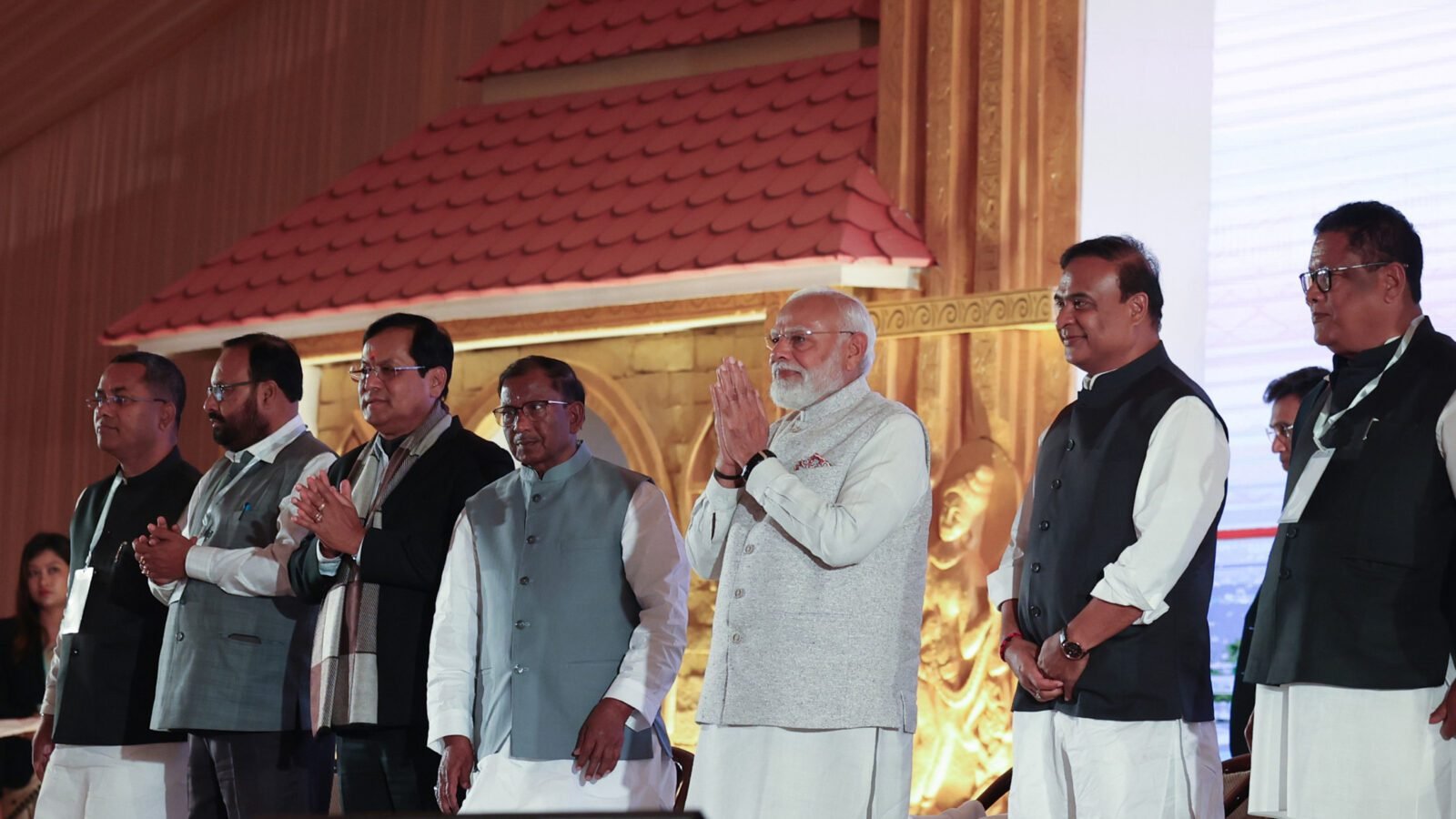 प्रधानमंत्री नरेन्द्र मोदी ने असम दौरे के दौरान कांग्रेस पर तीखा हमला करते हुए उसे राष्ट्रहित के खिलाफ और तुष्टीकरण की राजनीति करने वाला बताया। उन्होंने 5450 करोड़ रुपये की विकास परियोजनाओं का उद्घाटन और शिलान्यास किया तथा पूर्वोत्तर के पहले राजमार्ग आधारित आपातकालीन लैंडिंग रनवे का उद्घाटन किया। पीएम मोदी ने असम में भाजपा की डबल इंजन सरकार के विकास कार्यों को गिनाया और कार्यकर्ताओं से आगामी विधानसभा चुनाव में जीत सुनिश्चित करने का आह्वान किया।