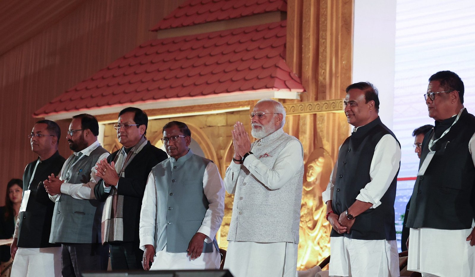 प्रधानमंत्री नरेन्द्र मोदी ने असम दौरे के दौरान कांग्रेस पर तीखा हमला करते हुए उसे राष्ट्रहित के खिलाफ और तुष्टीकरण की राजनीति करने वाला बताया। उन्होंने 5450 करोड़ रुपये की विकास परियोजनाओं का उद्घाटन और शिलान्यास किया तथा पूर्वोत्तर के पहले राजमार्ग आधारित आपातकालीन लैंडिंग रनवे का उद्घाटन किया। पीएम मोदी ने असम में भाजपा की डबल इंजन सरकार के विकास कार्यों को गिनाया और कार्यकर्ताओं से आगामी विधानसभा चुनाव में जीत सुनिश्चित करने का आह्वान किया।