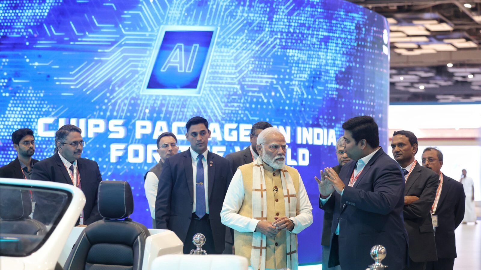 प्रधानमंत्री नरेन्द्र मोदी ने नई दिल्ली के भारत मंडपम में शुरू हुए ‘AI Impact Summit’ में दुनिया भर के नेताओं, विशेषज्ञों और टेक इनोवेटर्स का स्वागत किया। उन्होंने कहा कि एआई स्वास्थ्य, शिक्षा, कृषि और शासन में बड़ा बदलाव ला रहा है। सम्मेलन की थीम ‘सर्वजन हिताय, सर्वजन सुखाय’ है, जो मानव केंद्रित प्रगति पर आधारित है। पीएम मोदी ने विश्वास जताया कि यह समिट भारत को एआई नवाचार और वैश्विक तकनीकी नेतृत्व में नई पहचान दिलाएगा।
