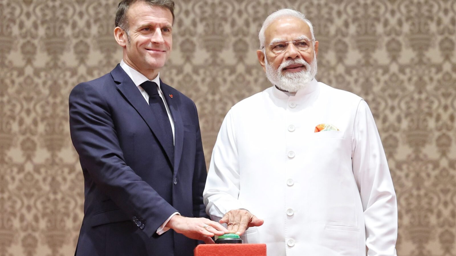 प्रधानमंत्री नरेन्द्र मोदी और फ्रांस के राष्ट्रपति इमैनुएल मैक्रों ने भारत-फ्रांस रणनीतिक साझेदारी को विशेष वैश्विक रणनीतिक साझेदारी में बदलने की घोषणा की। दोनों देशों ने भारत में विश्वस्तरीय हेलिकॉप्टर निर्माण इकाई स्थापित करने, दोहरे कराधान से राहत देने, स्वास्थ्य क्षेत्र में AI सेंटर और डिजिटल विज्ञान-प्रौद्योगिकी केंद्र शुरू करने पर सहमति जताई। एरोनॉटिक्स क्षेत्र में कौशल विकास के लिए राष्ट्रीय उत्कृष्टता केंद्र भी स्थापित किया जाएगा। पीएम मोदी ने इस साझेदारी को वैश्विक स्थिरता और साझा समृद्धि के लिए महत्वपूर्ण बताया।