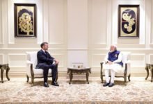 फ्रांस के राष्ट्रपति इमैनुएल मैक्रों ने इंडिया एआई इम्पैक्ट समिट 2026 में भारत के डिजिटल इंफ्रास्ट्रक्चर, यूपीआई, जनधन खाते और डिजिटल हेल्थ सिस्टम की सराहना की। उन्होंने कहा कि भारत ने 1.4 अरब लोगों को डिजिटल अर्थव्यवस्था से जोड़कर दुनिया के लिए उदाहरण पेश किया है। मैक्रों ने एआई के लिए वैश्विक नियम बनाने और भारत-फ्रांस साझेदारी के जरिए मानव-केंद्रित, सुरक्षित और सुलभ एआई विकसित करने पर जोर दिया।