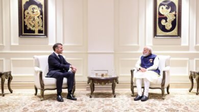 फ्रांस के राष्ट्रपति इमैनुएल मैक्रों ने इंडिया एआई इम्पैक्ट समिट 2026 में भारत के डिजिटल इंफ्रास्ट्रक्चर, यूपीआई, जनधन खाते और डिजिटल हेल्थ सिस्टम की सराहना की। उन्होंने कहा कि भारत ने 1.4 अरब लोगों को डिजिटल अर्थव्यवस्था से जोड़कर दुनिया के लिए उदाहरण पेश किया है। मैक्रों ने एआई के लिए वैश्विक नियम बनाने और भारत-फ्रांस साझेदारी के जरिए मानव-केंद्रित, सुरक्षित और सुलभ एआई विकसित करने पर जोर दिया।