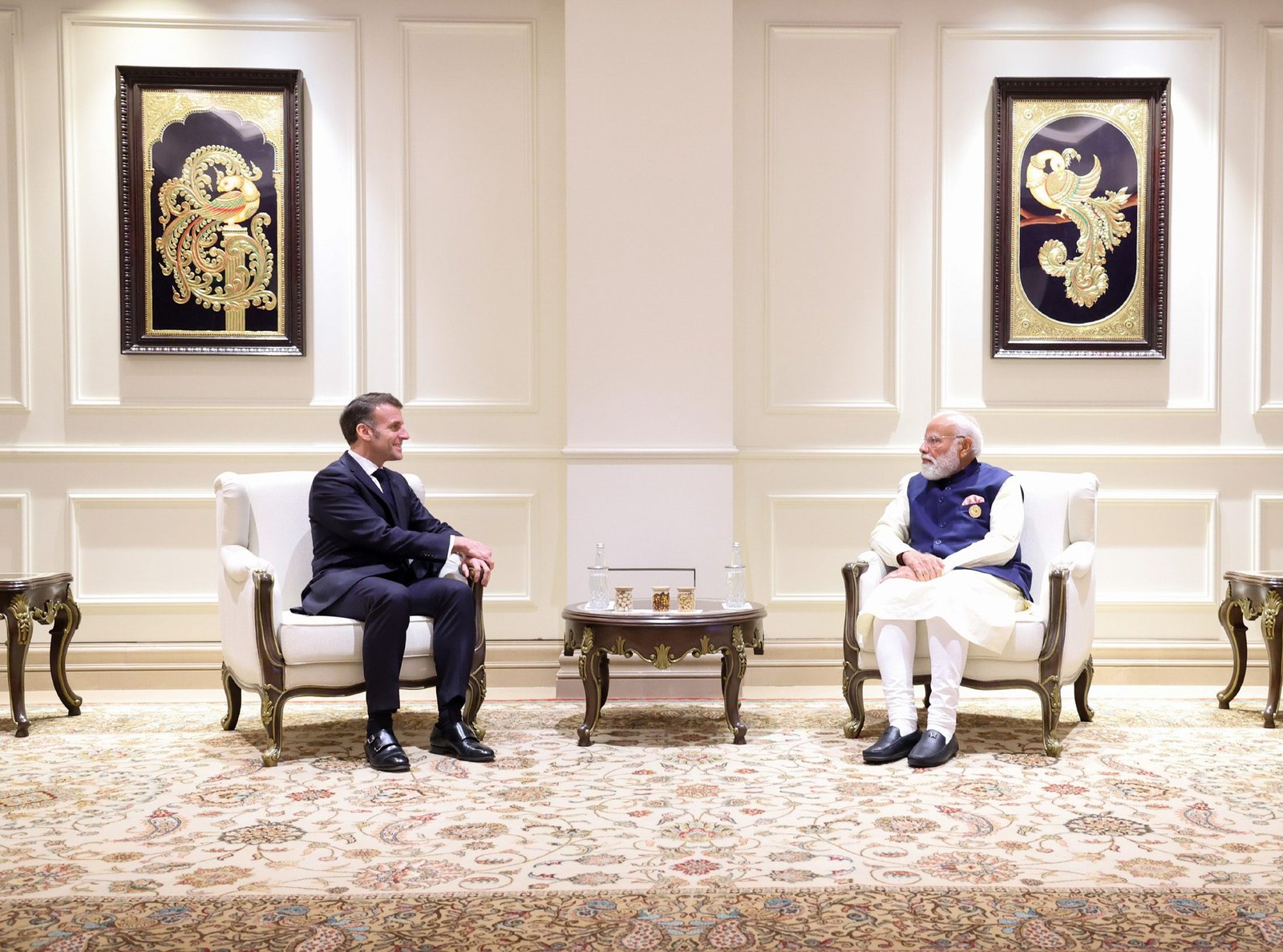 फ्रांस के राष्ट्रपति इमैनुएल मैक्रों ने इंडिया एआई इम्पैक्ट समिट 2026 में भारत के डिजिटल इंफ्रास्ट्रक्चर, यूपीआई, जनधन खाते और डिजिटल हेल्थ सिस्टम की सराहना की। उन्होंने कहा कि भारत ने 1.4 अरब लोगों को डिजिटल अर्थव्यवस्था से जोड़कर दुनिया के लिए उदाहरण पेश किया है। मैक्रों ने एआई के लिए वैश्विक नियम बनाने और भारत-फ्रांस साझेदारी के जरिए मानव-केंद्रित, सुरक्षित और सुलभ एआई विकसित करने पर जोर दिया।