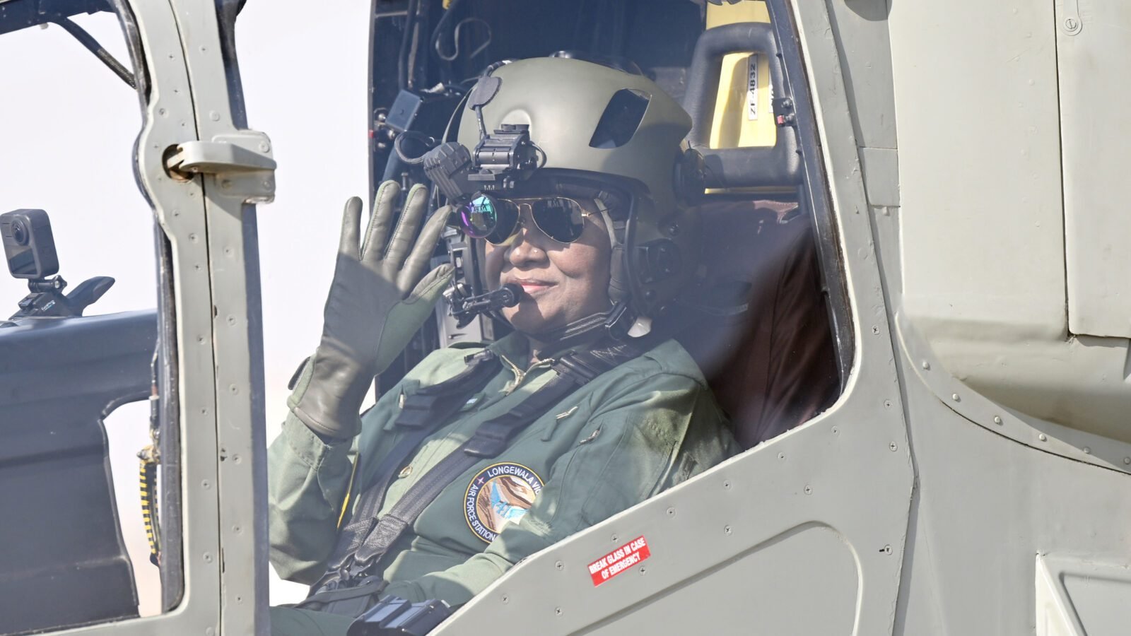 राष्ट्रपति द्रौपदी मुर्मु ने जैसलमेर वायुसेना स्टेशन से स्वदेशी हल्के लड़ाकू हेलीकॉप्टर ‘प्रचंड’ में 25 मिनट की ऐतिहासिक उड़ान भरकर नया कीर्तिमान स्थापित किया। वह कॉकपिट में सह-पायलट की भूमिका में नजर आईं और सैनिकों को सलामी दी। इस अवसर पर वायुसेना प्रमुख भी मौजूद रहे। राष्ट्रपति ने इसे आत्मनिर्भर भारत और महिला सशक्तिकरण का प्रतीक बताया। एलसीएच ‘प्रचंड’ का निर्माण हिन्दुस्तान एरोनॉटिक्स लिमिटेड ने किया है।