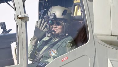 राष्ट्रपति द्रौपदी मुर्मु ने जैसलमेर वायुसेना स्टेशन से स्वदेशी हल्के लड़ाकू हेलीकॉप्टर ‘प्रचंड’ में 25 मिनट की ऐतिहासिक उड़ान भरकर नया कीर्तिमान स्थापित किया। वह कॉकपिट में सह-पायलट की भूमिका में नजर आईं और सैनिकों को सलामी दी। इस अवसर पर वायुसेना प्रमुख भी मौजूद रहे। राष्ट्रपति ने इसे आत्मनिर्भर भारत और महिला सशक्तिकरण का प्रतीक बताया। एलसीएच ‘प्रचंड’ का निर्माण हिन्दुस्तान एरोनॉटिक्स लिमिटेड ने किया है।