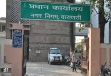 वाराणसी नगर निगम ने आवासीय और मिक्स भवनों के जलकर पर लगने वाले 64 करोड़ रुपये के सरचार्ज को पूरी तरह माफ कर दिया है। कार्यकारिणी व सदन की मंजूरी के बाद यह फैसला लागू कर दिया गया है। संशोधित बिल वेबसाइट पर उपलब्ध हैं। जो भवन स्वामी 31 मार्च तक टैक्स जमा करेंगे, उन्हें इस राहत का सीधा लाभ मिलेगा। इससे लाखों परिवारों को आर्थिक सहूलियत मिलेगी।