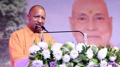 उत्तराखंड के यमकेश्वर स्थित इंटर कॉलेज के नवनिर्मित भवन के लोकार्पण पर योगी आदित्यनाथ ने कहा कि वास्तविक विकास वही है जो सभ्यता, संस्कृति और आध्यात्मिक मूल्यों के संरक्षण के साथ आगे बढ़े। उन्होंने विद्यालयों को केवल किताबी ज्ञान नहीं, बल्कि संस्कार, कौशल और जीवन निर्माण का केंद्र बताया। इस अवसर पर पुष्कर सिंह धामी सहित कई जनप्रतिनिधि उपस्थित रहे।