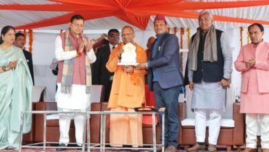 हरिद्वार में आयोजित समारोह में योगी आदित्यनाथ ने कहा कि विरासत के सम्मान से उत्तर प्रदेश अराजकता से निकलकर विकास और सुशासन का मॉडल बना है। उन्होंने राम मंदिर निर्माण, सुरक्षा व्यवस्था, माघ मेले की व्यवस्थाओं और अर्थव्यवस्था में यूपी की प्रगति का उल्लेख किया। सीएम योगी ने आश्रम पद्धति को प्रशासन की वास्तविक शिक्षा बताया और कहा कि आज यूपी देश की दूसरी सबसे बड़ी अर्थव्यवस्था की ओर अग्रसर है।