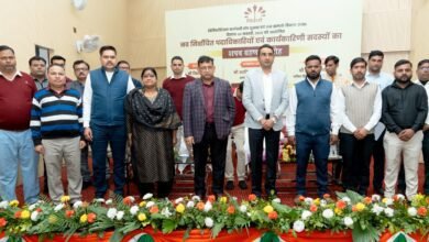 सूचना विभाग के मिनिस्टीरियल कर्मचारी संघ के नव-निर्वाचित पदाधिकारियों का शपथ ग्रहण समारोह सूचना निदेशालय में संपन्न हुआ। इस अवसर पर विशाल सिंह ने पदाधिकारियों को शपथ दिलाते हुए कहा कि सूचना विभाग की जिम्मेदारी सरकार की नीतियों और जनकल्याणकारी योजनाओं को समाज के अंतिम व्यक्ति तक पहुंचाने की है। उन्होंने कर्मचारियों से निष्ठा, पारदर्शिता और जिम्मेदारी के साथ कार्य करने का आह्वान किया।