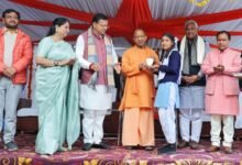 पौड़ी गढ़वाल के यमकेश्वर में इंटर कॉलेज के नवनिर्मित भवन के लोकार्पण पर पुष्कर सिंह धामी ने योगी आदित्यनाथ की खुले मंच से प्रशंसा की। उन्होंने योगी आदित्यनाथ को सनातन संस्कृति का रक्षक, सुशासन का प्रतीक और युवाओं के लिए प्रेरणास्रोत बताया। सीएम धामी ने कहा कि योगी का जीवन संघर्ष, अनुशासन और राष्ट्रसेवा का जीवंत उदाहरण है, जिसने उत्तर प्रदेश को नई पहचान दिलाई है।