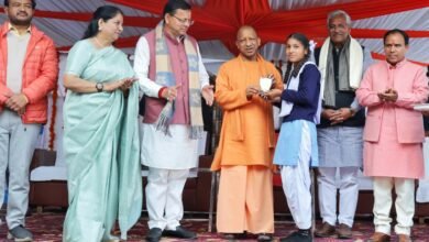 पौड़ी गढ़वाल के यमकेश्वर में इंटर कॉलेज के नवनिर्मित भवन के लोकार्पण पर पुष्कर सिंह धामी ने योगी आदित्यनाथ की खुले मंच से प्रशंसा की। उन्होंने योगी आदित्यनाथ को सनातन संस्कृति का रक्षक, सुशासन का प्रतीक और युवाओं के लिए प्रेरणास्रोत बताया। सीएम धामी ने कहा कि योगी का जीवन संघर्ष, अनुशासन और राष्ट्रसेवा का जीवंत उदाहरण है, जिसने उत्तर प्रदेश को नई पहचान दिलाई है।