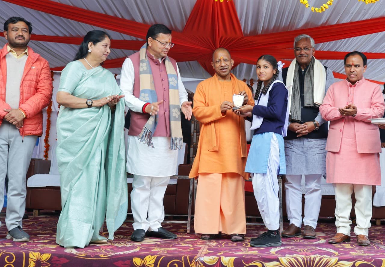 पौड़ी गढ़वाल के यमकेश्वर में इंटर कॉलेज के नवनिर्मित भवन के लोकार्पण पर पुष्कर सिंह धामी ने योगी आदित्यनाथ की खुले मंच से प्रशंसा की। उन्होंने योगी आदित्यनाथ को सनातन संस्कृति का रक्षक, सुशासन का प्रतीक और युवाओं के लिए प्रेरणास्रोत बताया। सीएम धामी ने कहा कि योगी का जीवन संघर्ष, अनुशासन और राष्ट्रसेवा का जीवंत उदाहरण है, जिसने उत्तर प्रदेश को नई पहचान दिलाई है।