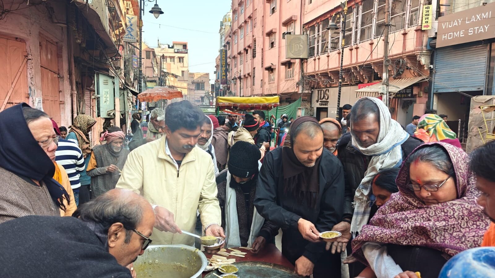वाराणसी के चौक क्षेत्र में संकल्प संस्था द्वारा संचालित संकल्प अन्न क्षेत्र के अंतर्गत खिचड़ी प्रसाद वितरण कार्यक्रम श्रद्धा और सेवा भाव से सम्पन्न हुआ। श्री संकटमोचन हनुमान जी को भोग अर्पित कर प्रारंभ हुए इस आयोजन में श्रद्धालुओं, राहगीरों और जरूरतमंदों ने प्रसाद ग्रहण किया। आयोजन ने सामाजिक संवेदनशीलता और सहयोग की भावना को मजबूती दी।