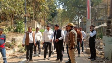 वाराणसी के अस्सी घाट पर नगर निगम द्वारा मैकेनाइज्ड मल्टीलेवल कार पार्किंग के निर्माण की प्रक्रिया तेज कर दी गई है। लगभग 9.84 करोड़ रुपये की लागत से बनने वाली चार मंजिला पार्किंग से घाट क्षेत्र में यातायात जाम की समस्या कम होगी। साथ ही 2.14 करोड़ रुपये की लागत से आधुनिक फूड प्लाजा का निर्माण भी प्रस्तावित है। नगर आयुक्त हिमांशु नागपाल ने कार्यस्थल का निरीक्षण कर परियोजनाओं को समयबद्ध पूरा करने के निर्देश दिए।