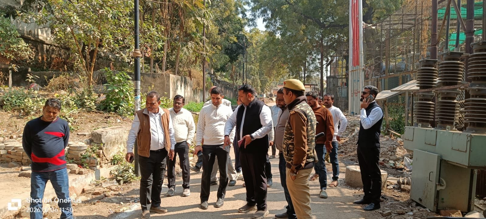 वाराणसी के अस्सी घाट पर नगर निगम द्वारा मैकेनाइज्ड मल्टीलेवल कार पार्किंग के निर्माण की प्रक्रिया तेज कर दी गई है। लगभग 9.84 करोड़ रुपये की लागत से बनने वाली चार मंजिला पार्किंग से घाट क्षेत्र में यातायात जाम की समस्या कम होगी। साथ ही 2.14 करोड़ रुपये की लागत से आधुनिक फूड प्लाजा का निर्माण भी प्रस्तावित है। नगर आयुक्त हिमांशु नागपाल ने कार्यस्थल का निरीक्षण कर परियोजनाओं को समयबद्ध पूरा करने के निर्देश दिए।