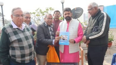 वाराणसी के बांसफाटक स्थित हिंदू सेवा सदन चिकित्सालय को आयुष्मान भारत योजना से जोड़ने का निर्णय लिया गया है। आयुष मंत्री डॉ. दयाशंकर मिश्र दयालु के निर्देश पर जल्द ही यहां आयुष्मान कार्ड धारकों को निःशुल्क उपचार की सुविधा मिलेगी। यह चिकित्सालय वर्षों से समाजसेवा के भाव से संचालित है। योजना से जुड़ने के बाद गरीब व जरूरतमंद मरीजों को बड़ा लाभ मिलेगा। साथ ही अस्पताल तक आवागमन की समस्या के समाधान के भी निर्देश दिए गए हैं।