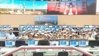 योगी सरकार की अटल आवासीय विद्यालय योजना से निर्माण श्रमिकों के बच्चों के सपनों को नई उड़ान मिली है। वाराणसी के करसड़ा स्थित अटल आवासीय विद्यालय के छात्र-छात्रा अपर्णा और श्रेयांश शैक्षणिक भ्रमण पर आंध्र प्रदेश के श्रीहरिकोटा स्थित ISRO पहुंचे। दोनों विद्यार्थियों ने वैज्ञानिकों से मिलकर अंतरिक्ष विज्ञान को जाना। यह उपलब्धि गरीब परिवारों के बच्चों के लिए शिक्षा और अवसरों के नए द्वार खोलती है।