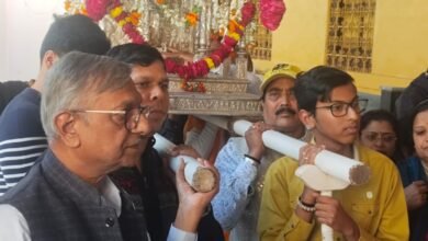 वाराणसी के मैदागिन स्थित श्रीबिहारीलाल दिगंबर जैन मंदिर में 163वें स्थापना दिवस पर विशेष पूजन, पंचकल्याणक पूजा और भगवान पार्श्वनाथ की भव्य नालकी यात्रा निकाली गई। श्रद्धालुओं ने भजनों और जयकारों के साथ सहभागिता की। आयोजन ने अहिंसा, सत्य और संयम के जैन मूल्यों का संदेश दिया।